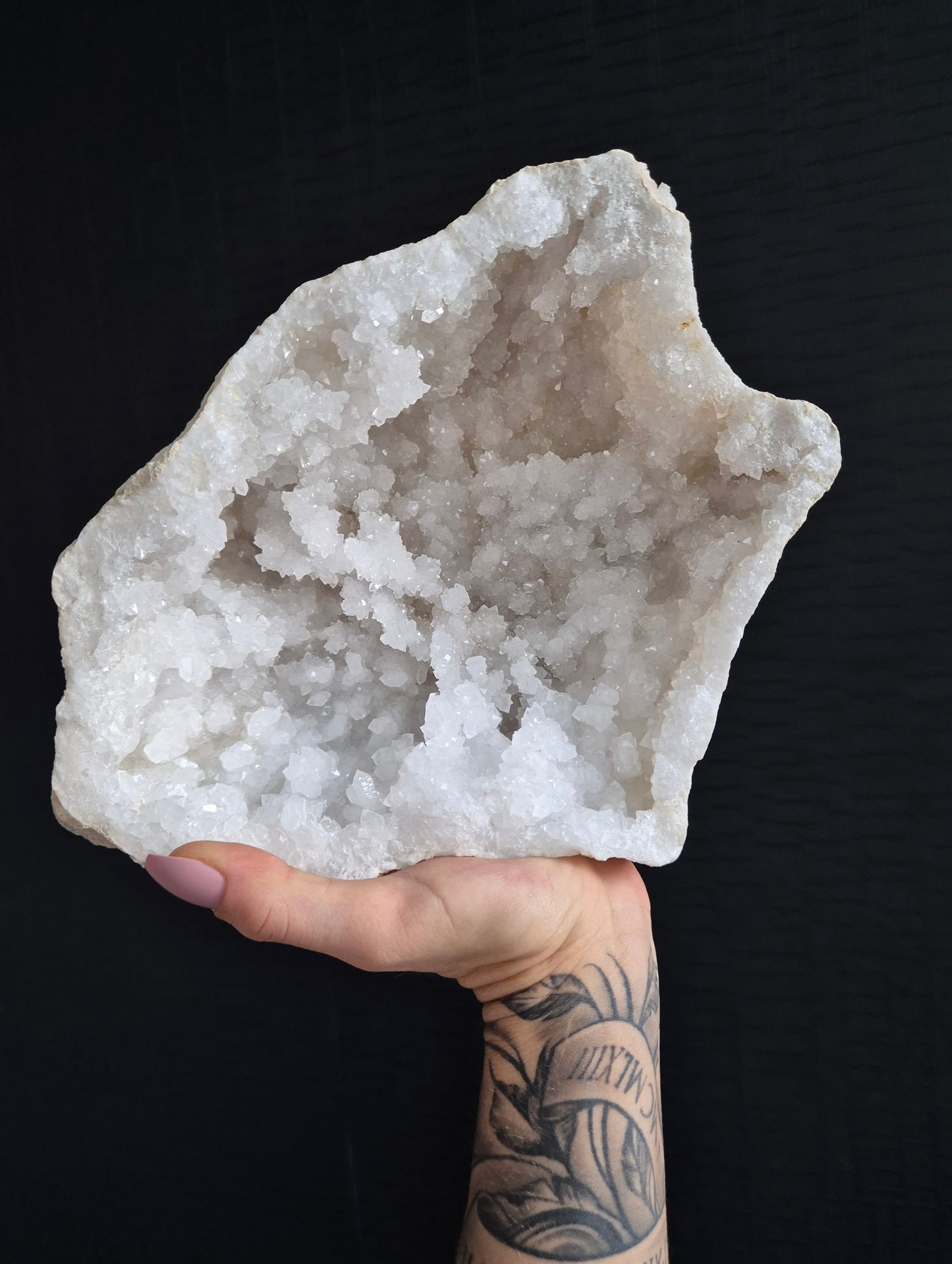 Energieke bergkristal geode met indrukwekkend kristalpatroon