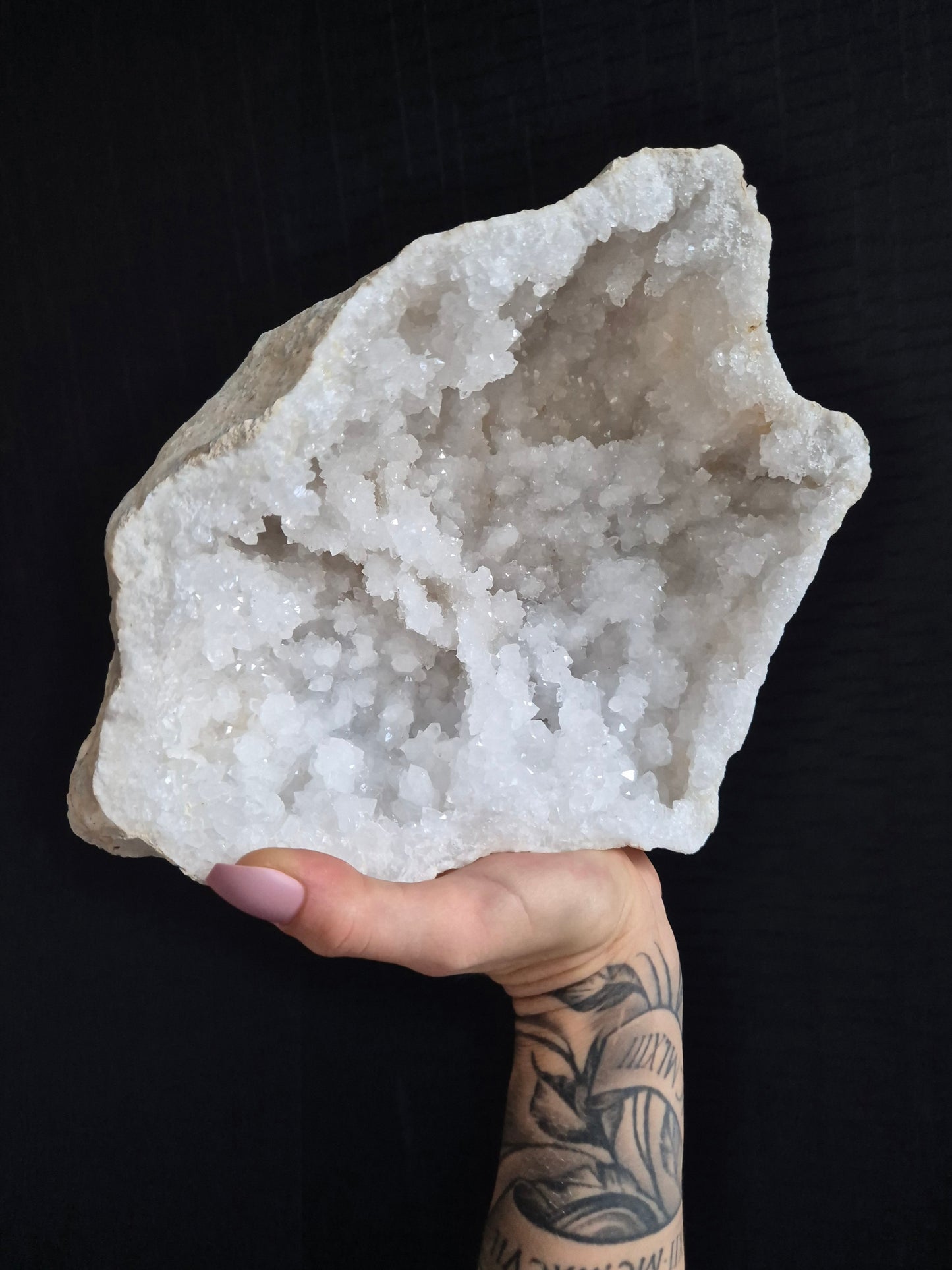 Spirituele kracht en rust uitgedrukt in een bergkristal geode