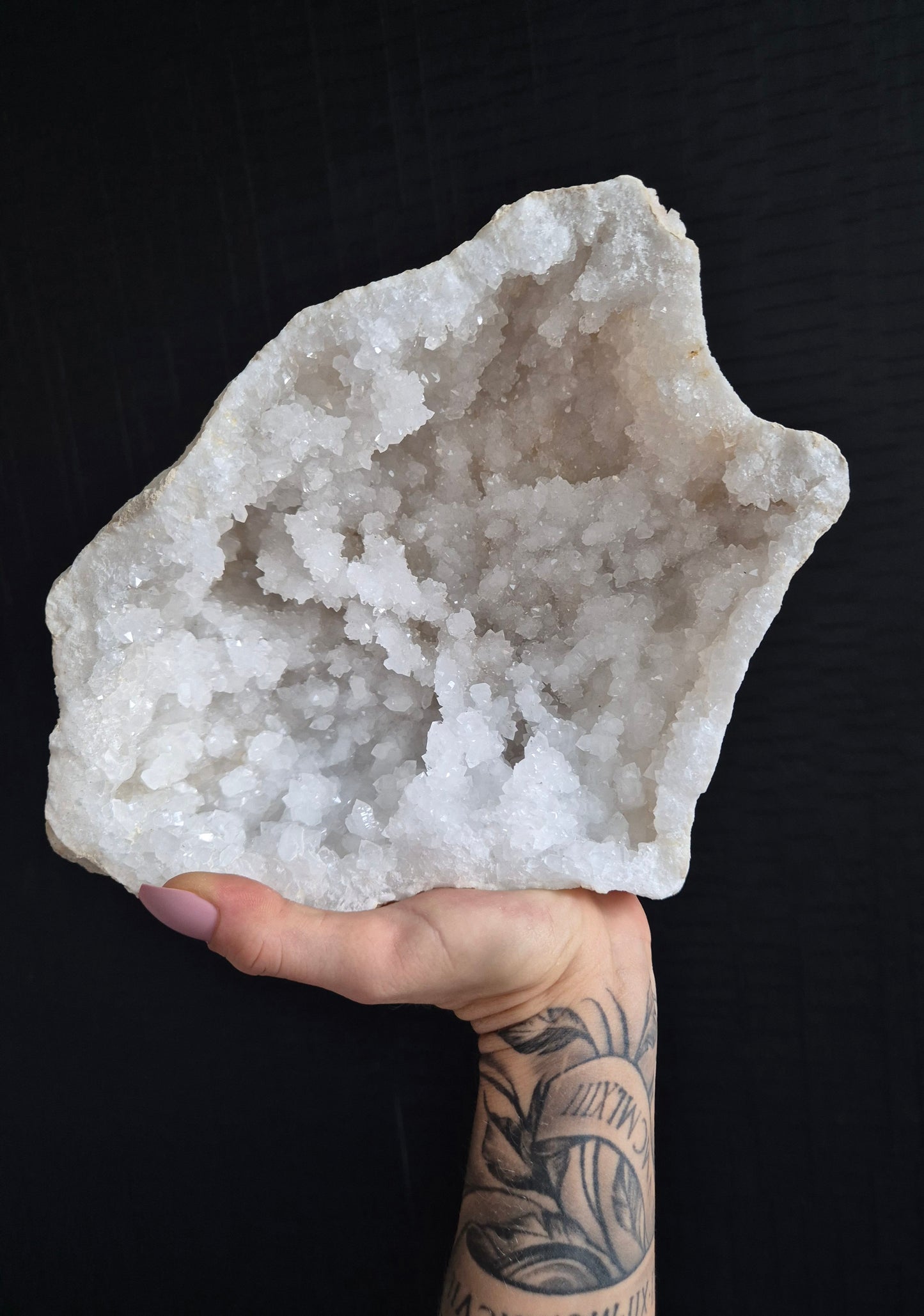 Elegante bergkristal geode als eyecatcher in het interieur