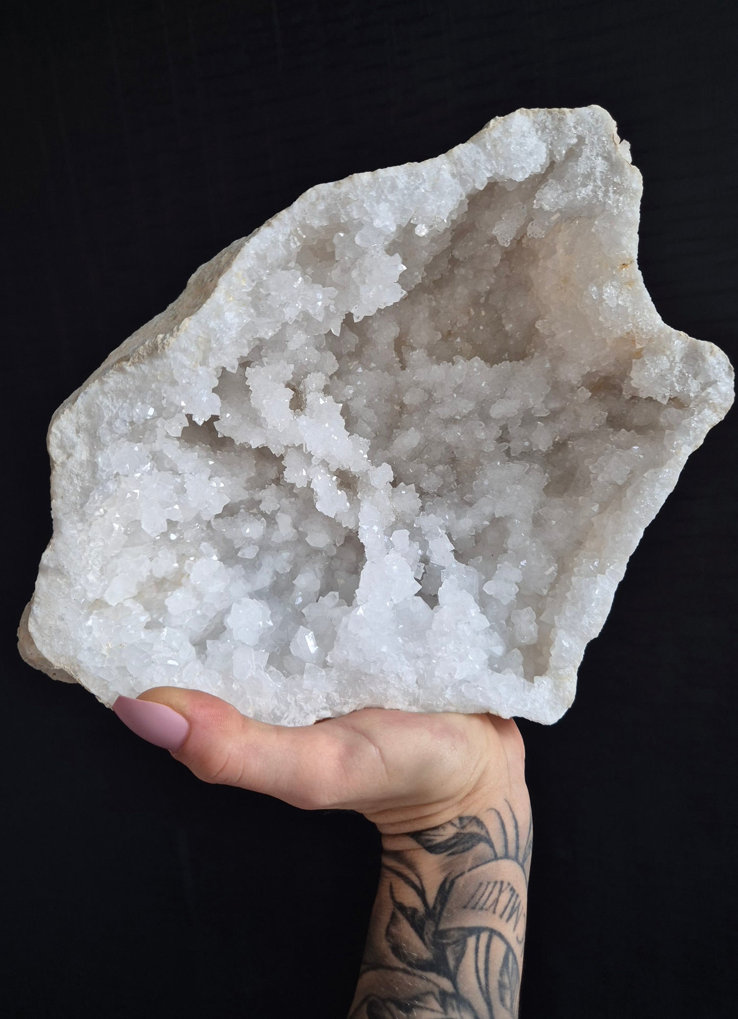 Natuurlijke bergkristal geode als luxe decoratiestuk
