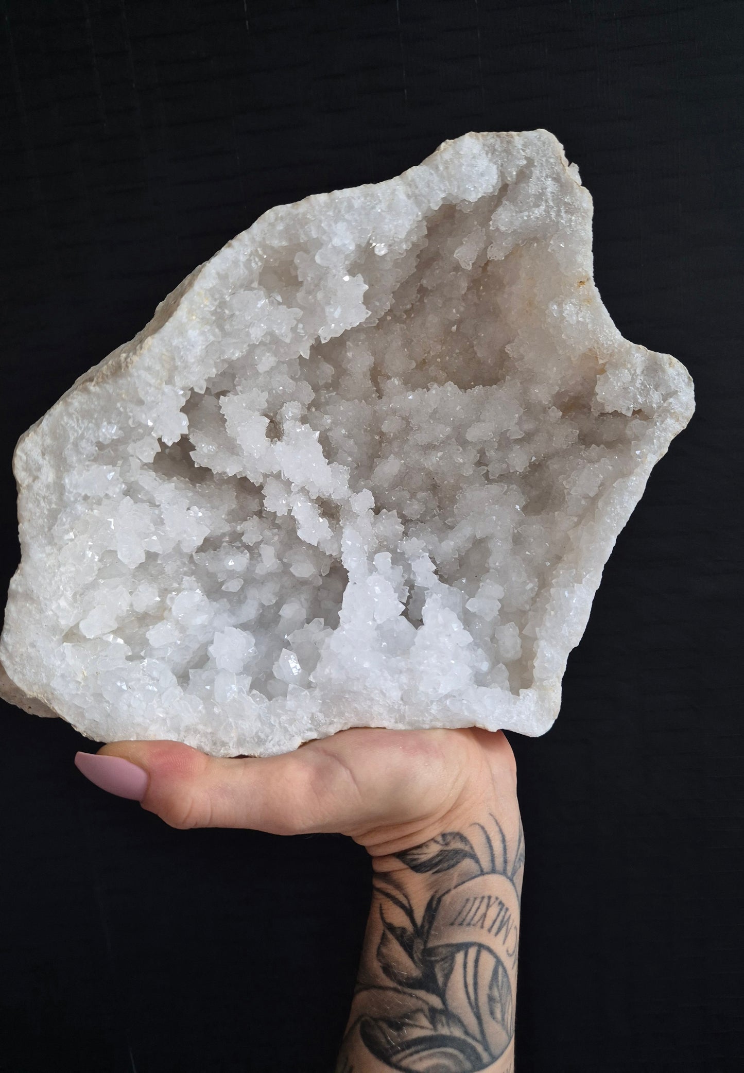 Bergkristal geode die negatieve energie wegspoelt en balans brengt
