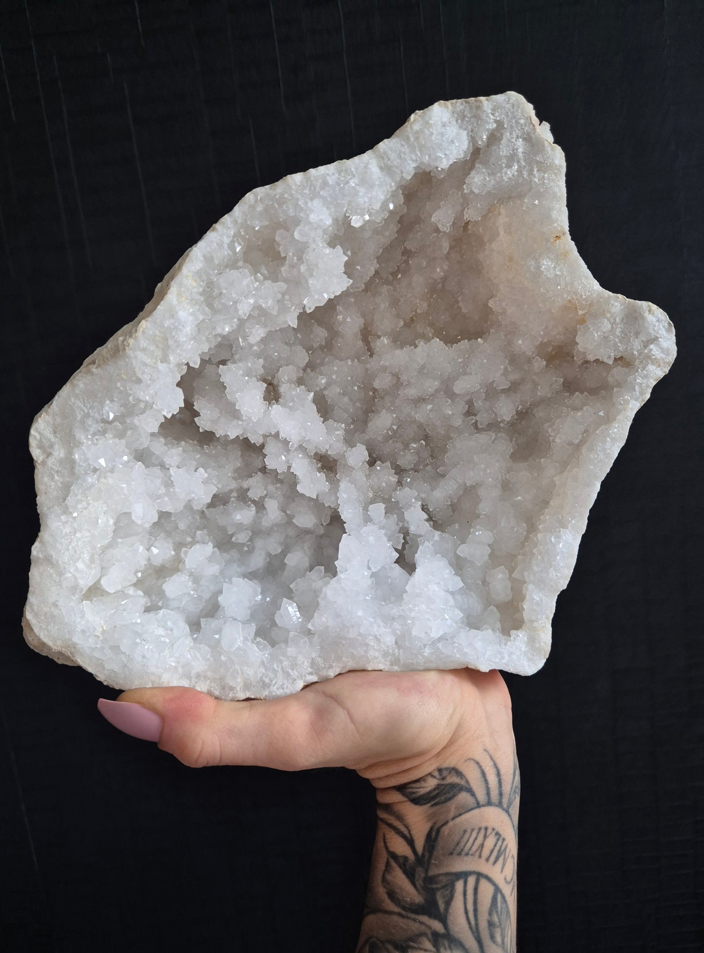 Unieke bergkristal geode die kracht en harmonie in huis brengt