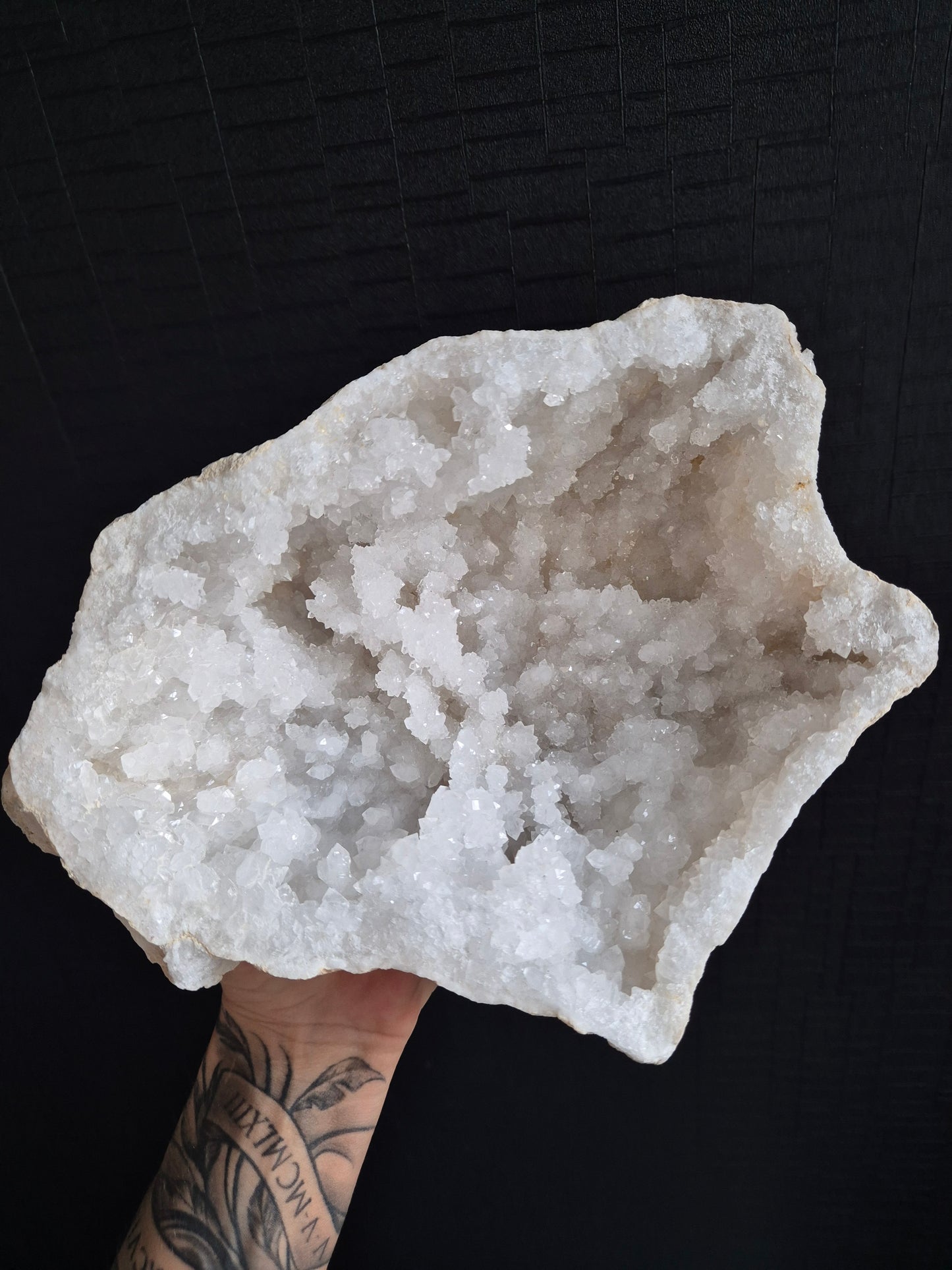 Luxe en natuurlijke energie met de XL Bergkristal Geode