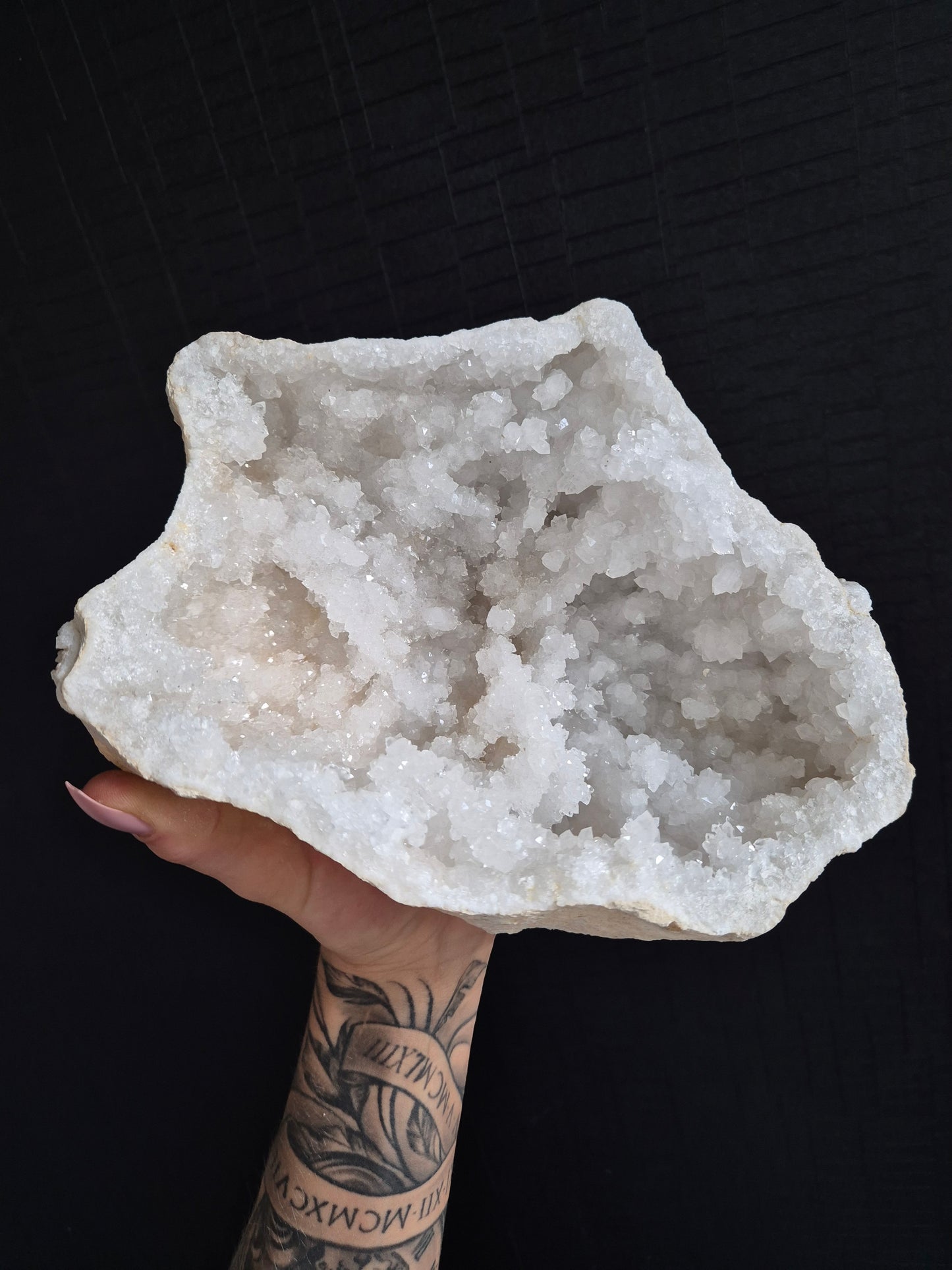 Puur natuur: bergkristal geode met authentieke uitstraling