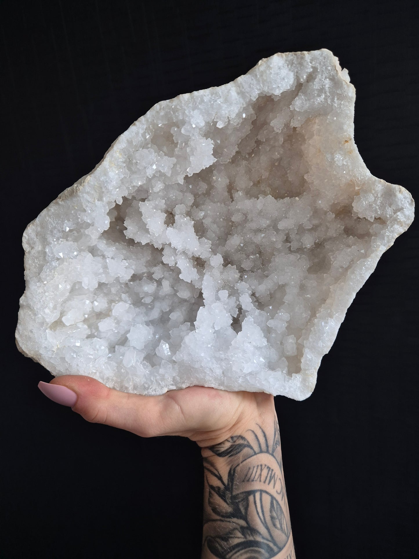 Exclusieve bergkristal geode als decoratief statement