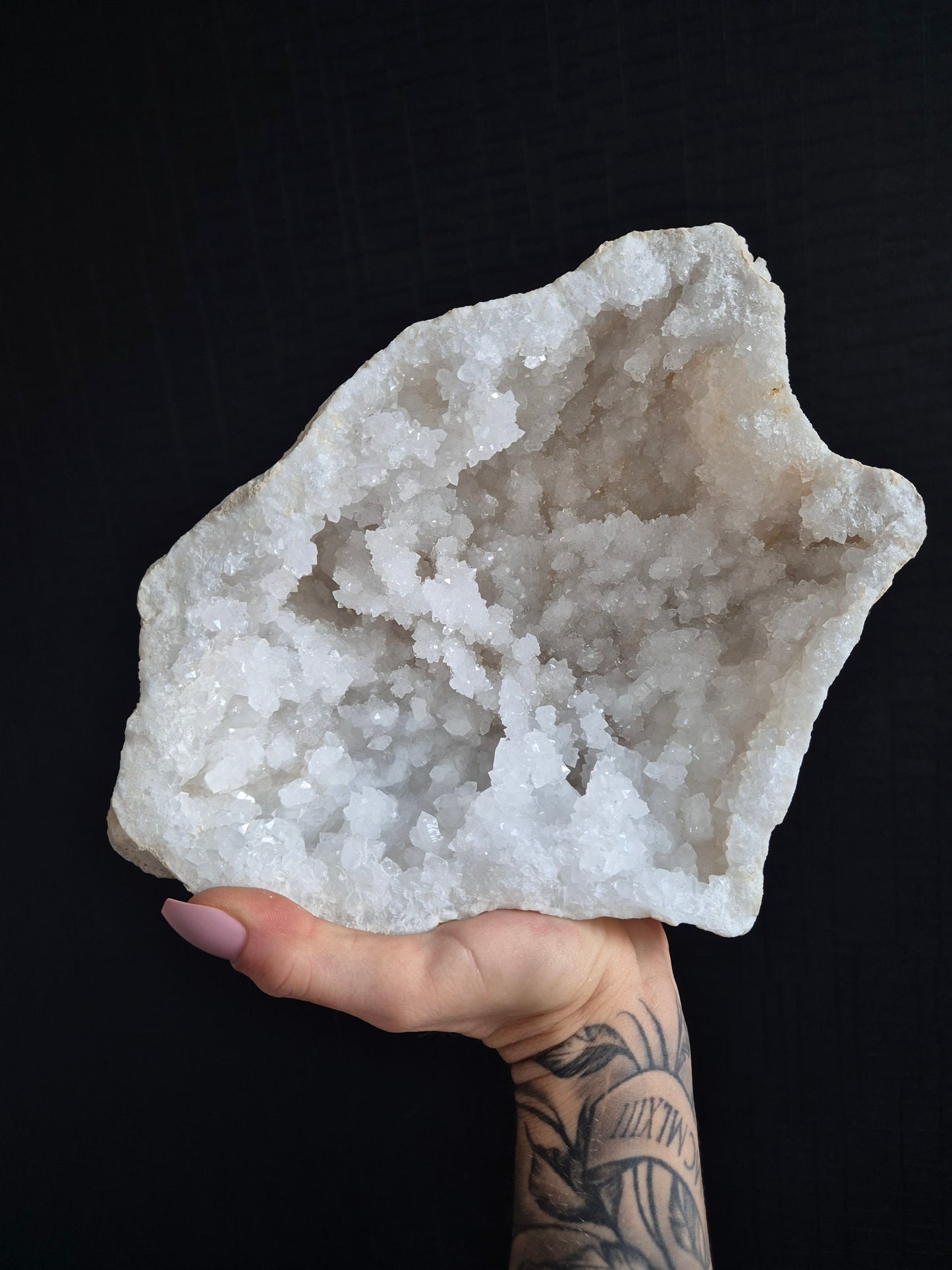 Natuurlijk gevormde bergkristal geode voor een serene sfeer