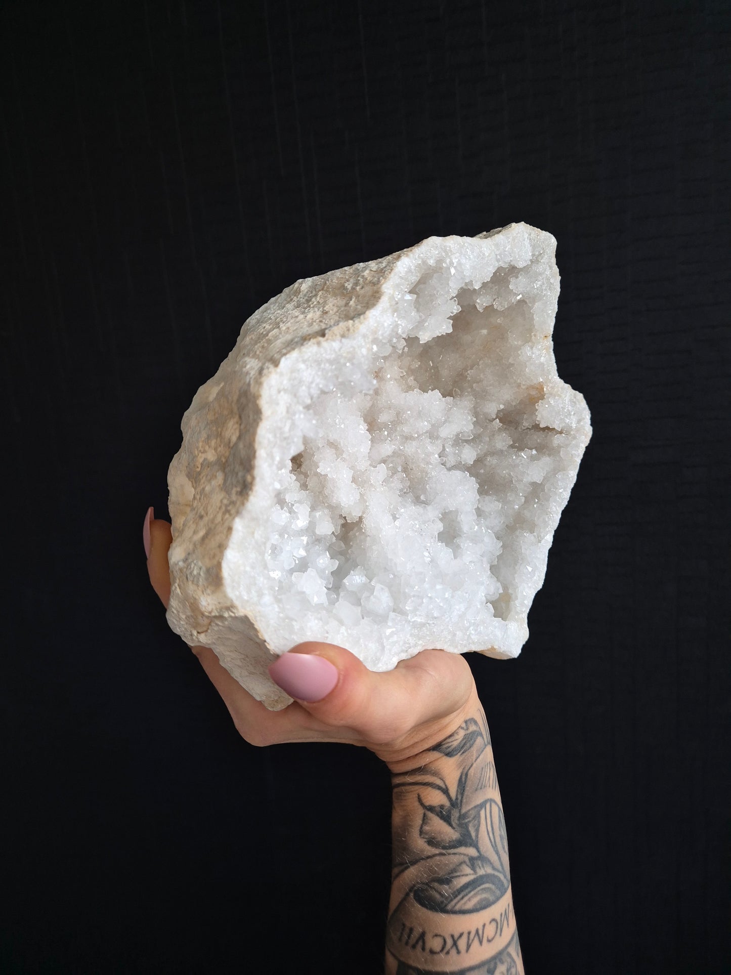 Authentieke Marokkaanse bergkristal geode in moderne setting