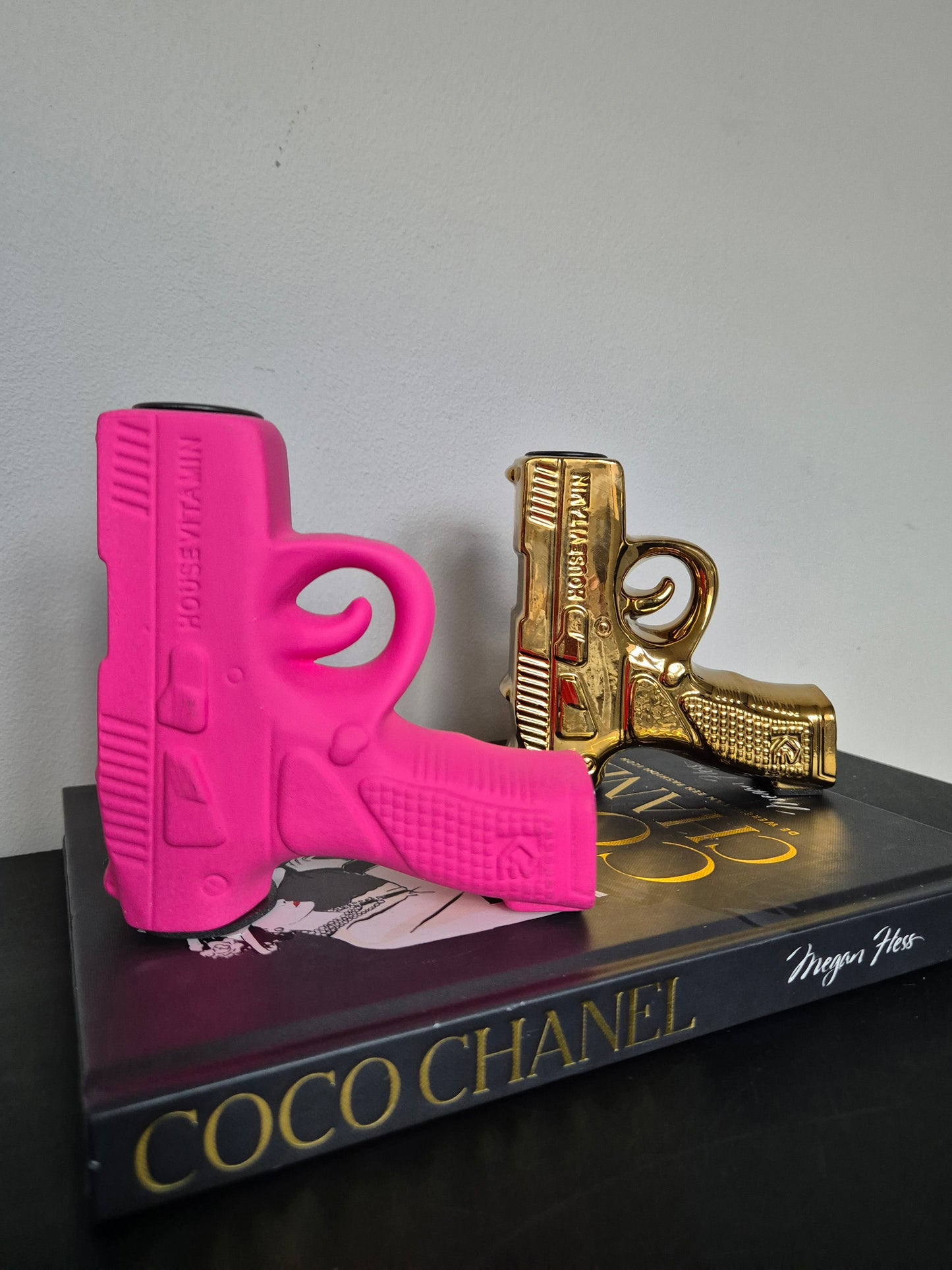 Interieurdecoratie met Pistool Kandelaar – Stoere en elegante kaarsenhouder voor woonruimtes