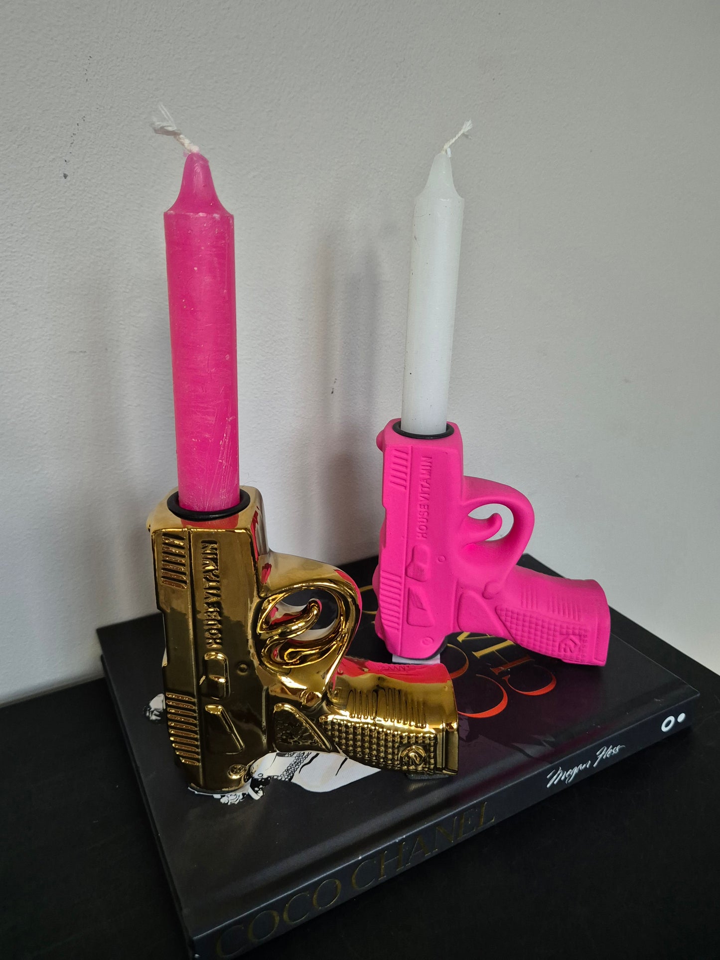 Detailfoto van Housevitamin Pistool Kandelaar – Luxe kaarsenhouder in goud, zwart en roze