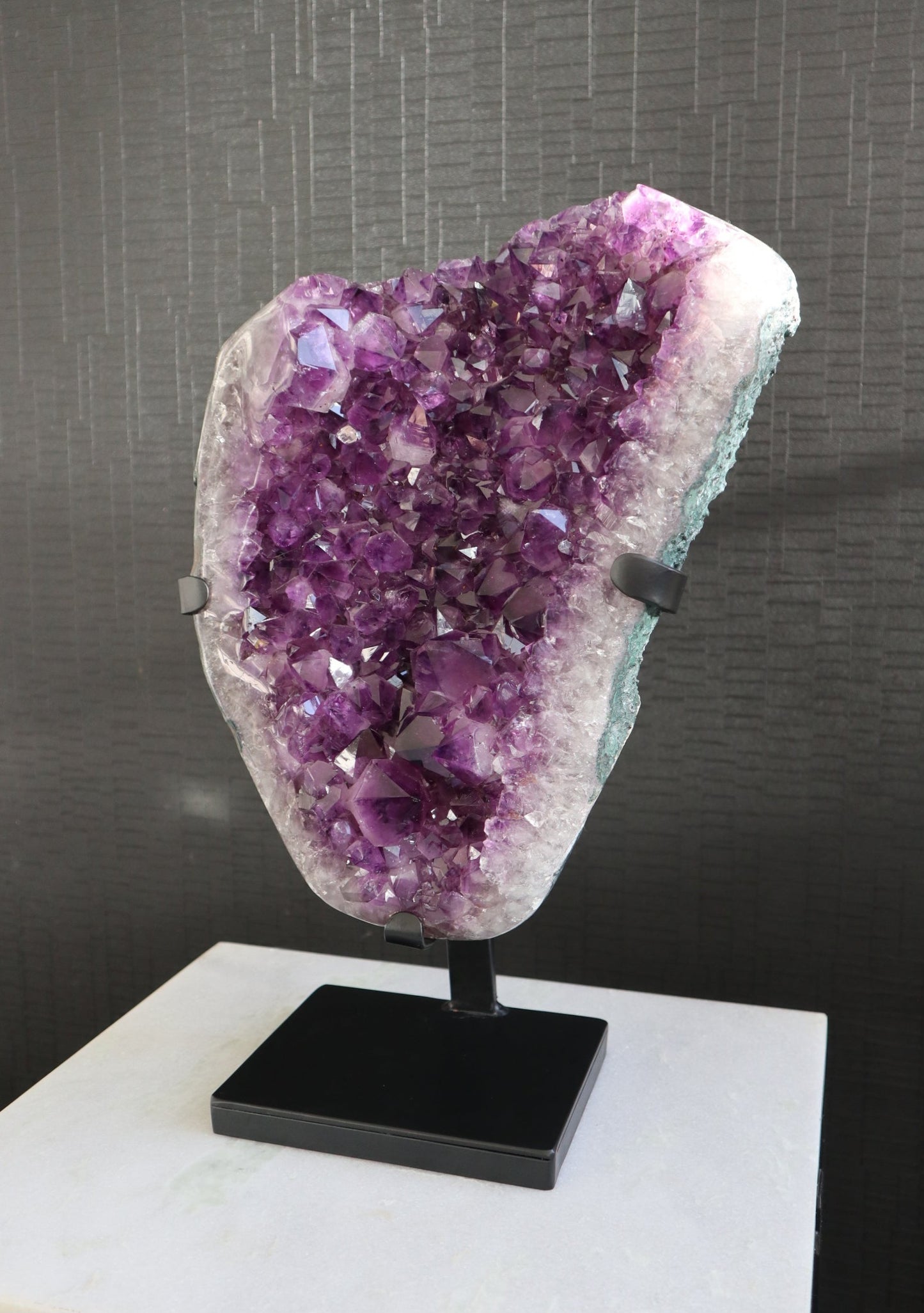Impressionante XXL Amethist op metalen standaard – Statement piece in elke ruimte