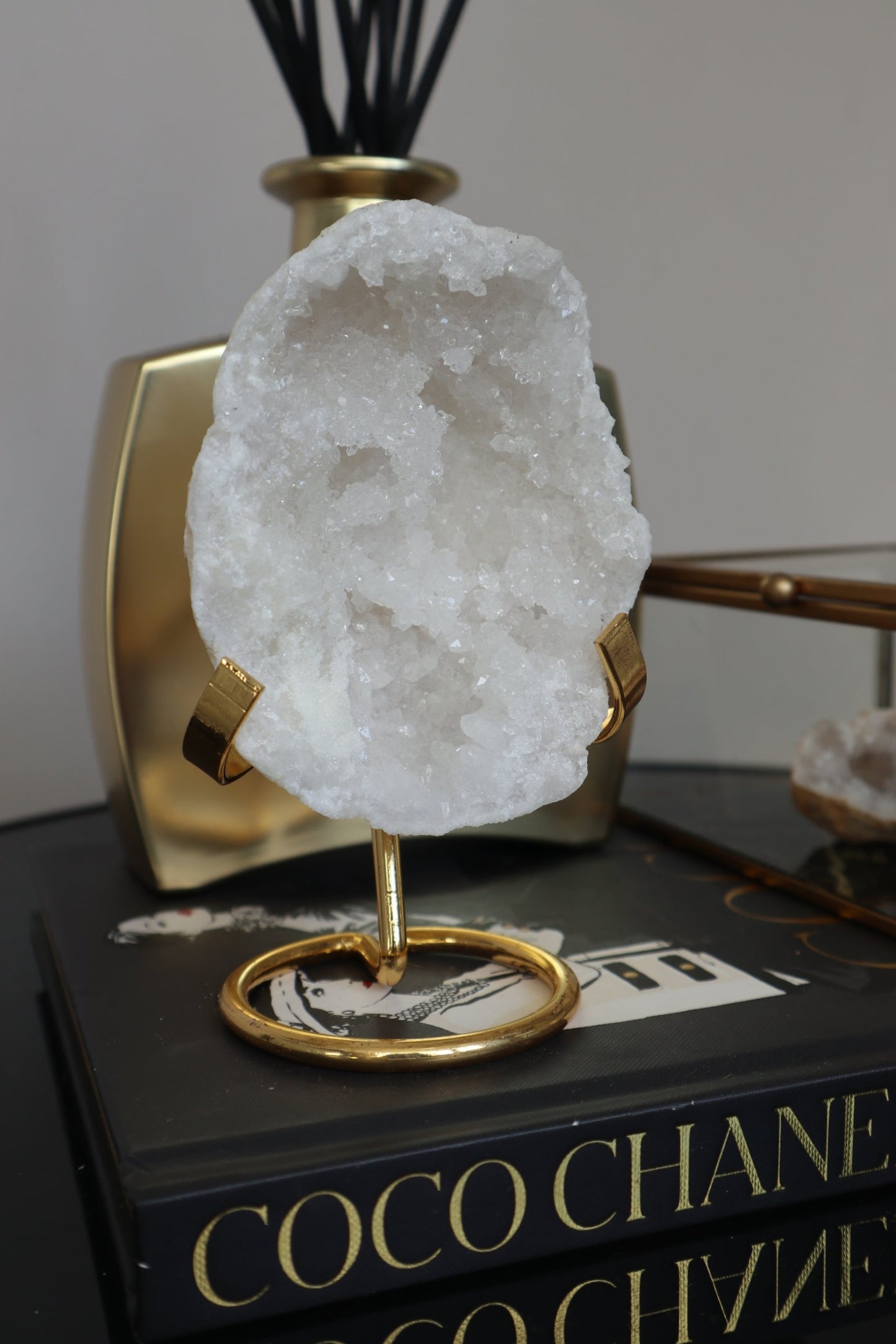 Bergkristal Geode met Gouden Houder