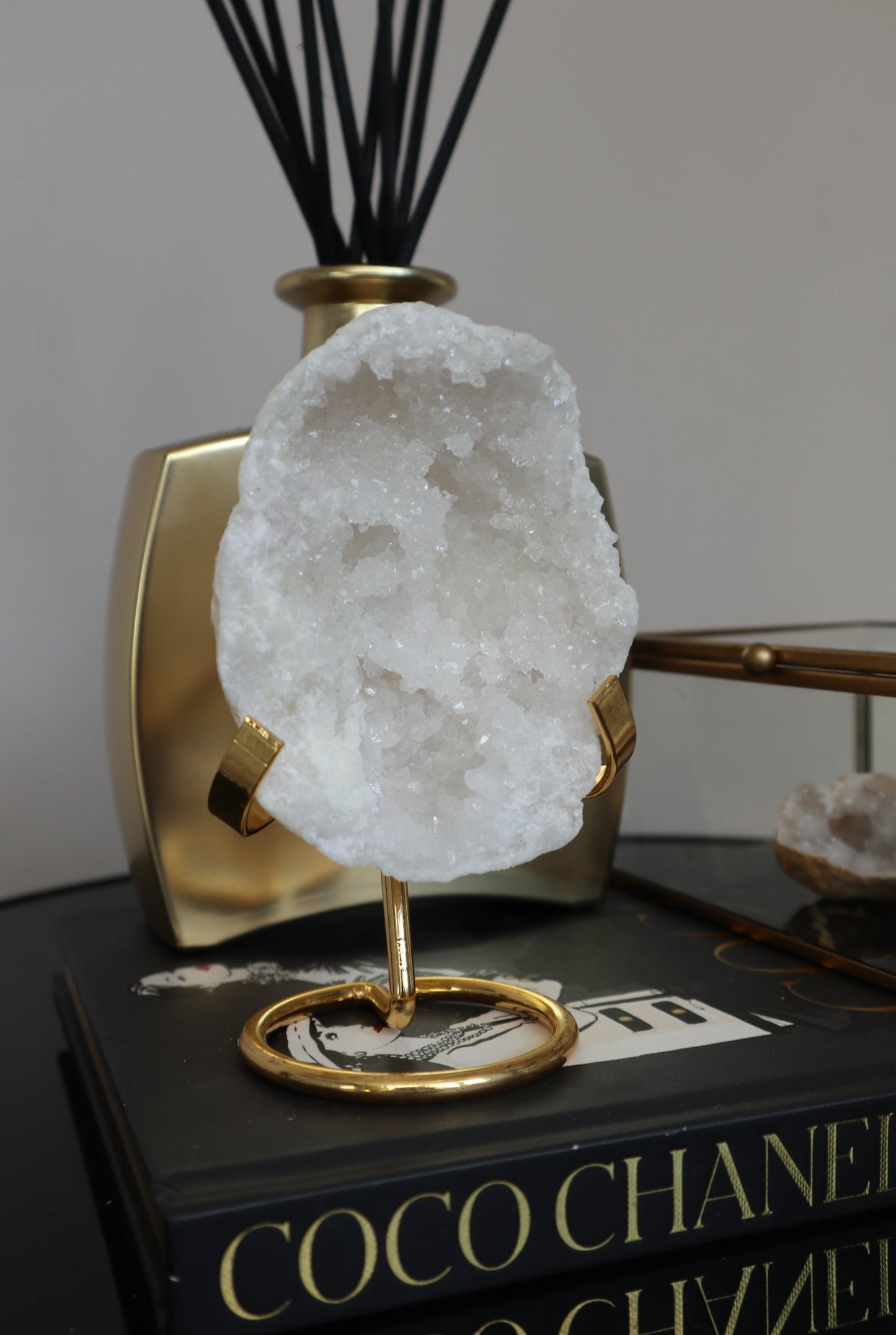 Bergkristal Geode met Gouden Houder