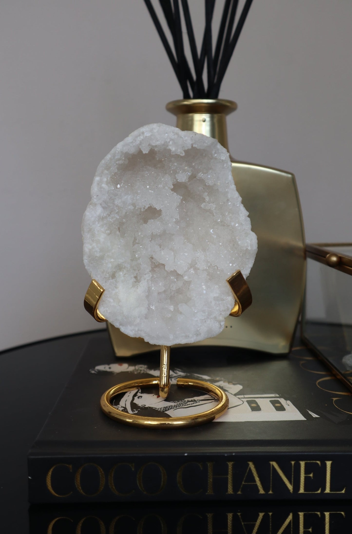 Bergkristal Geode met Gouden Houder