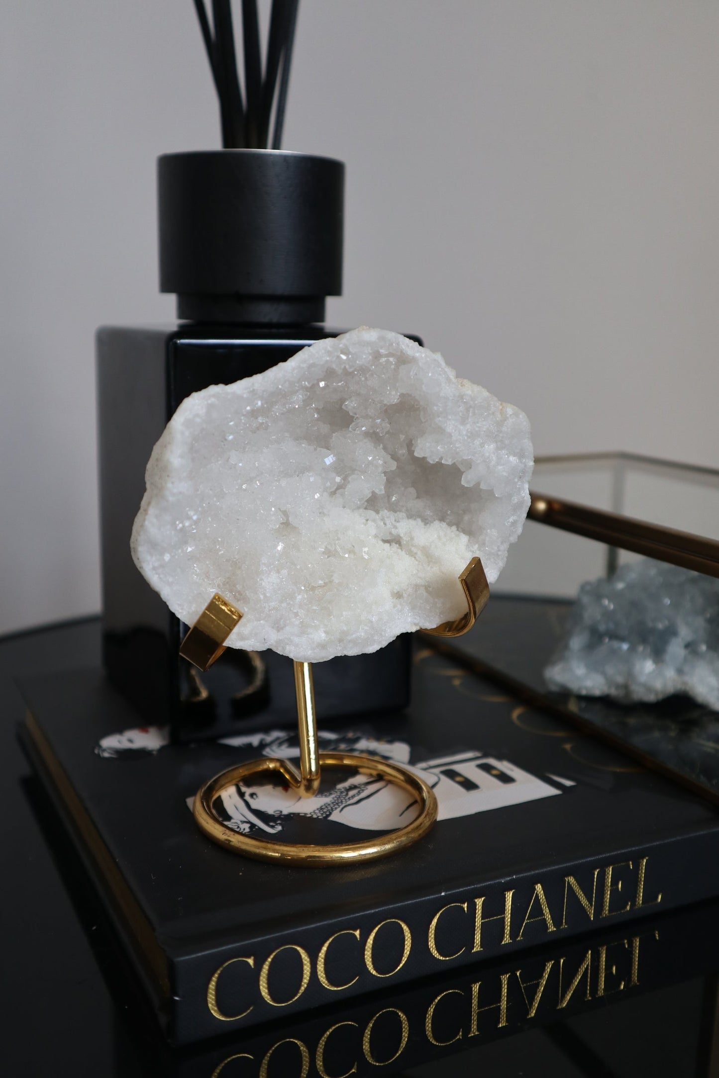 BERGKRISTAL GEODE MET HOUDER