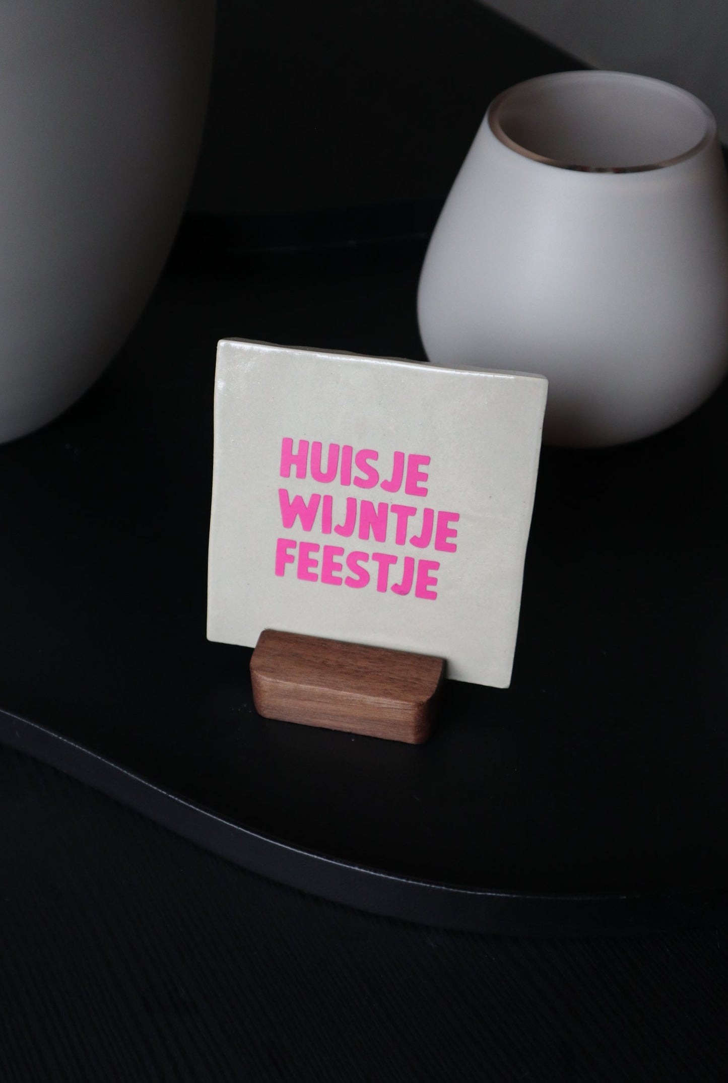 HUISJE WIJNTJE FEESTJE | Tegeltje | 10×10cm