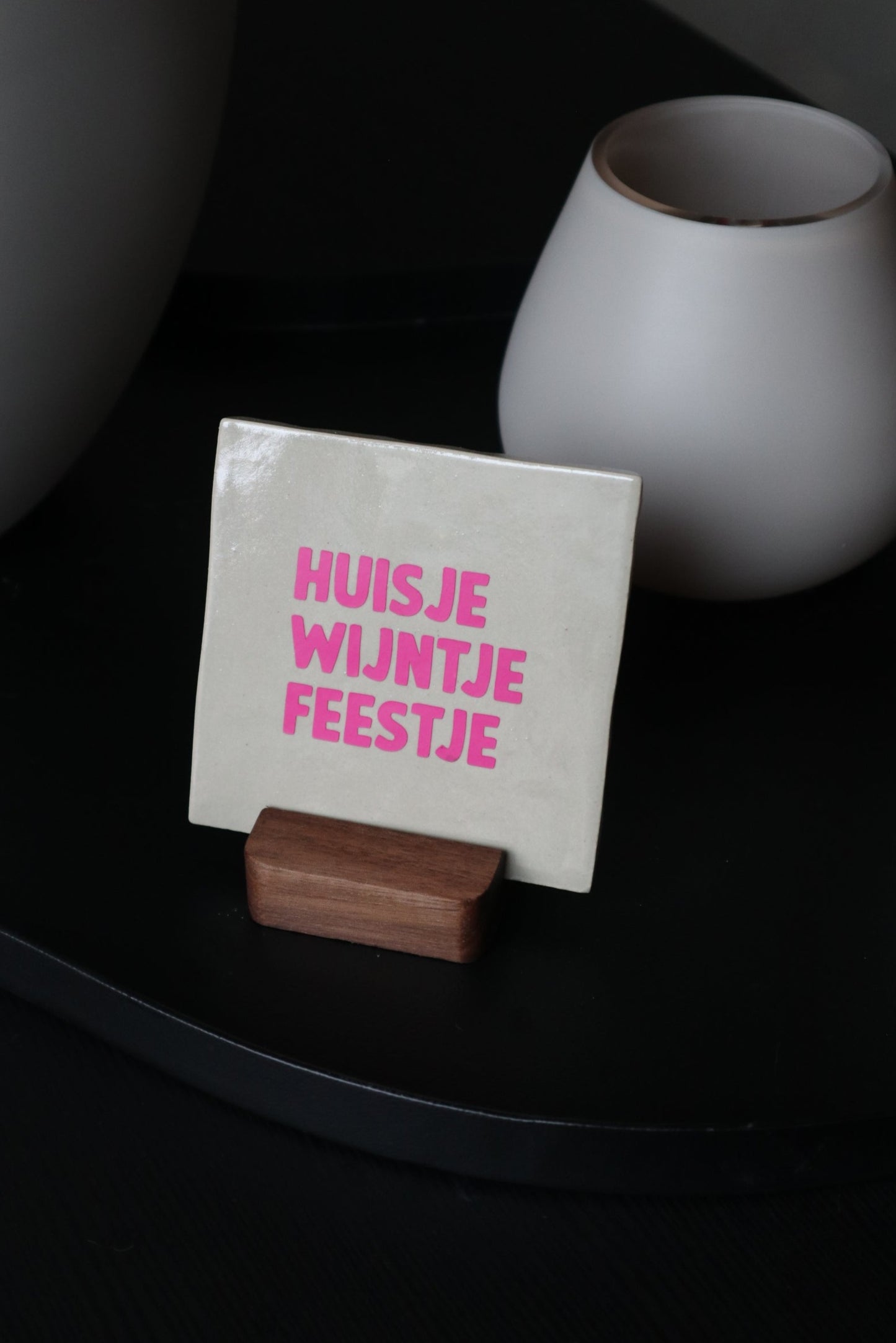 HUISJE WIJNTJE FEESTJE | Tegeltje | 10×10cm