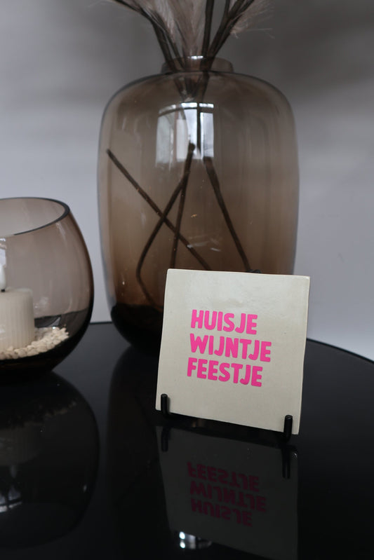 HUISJE WIJNTJE FEESTJE | Tegeltje | 10×10cm