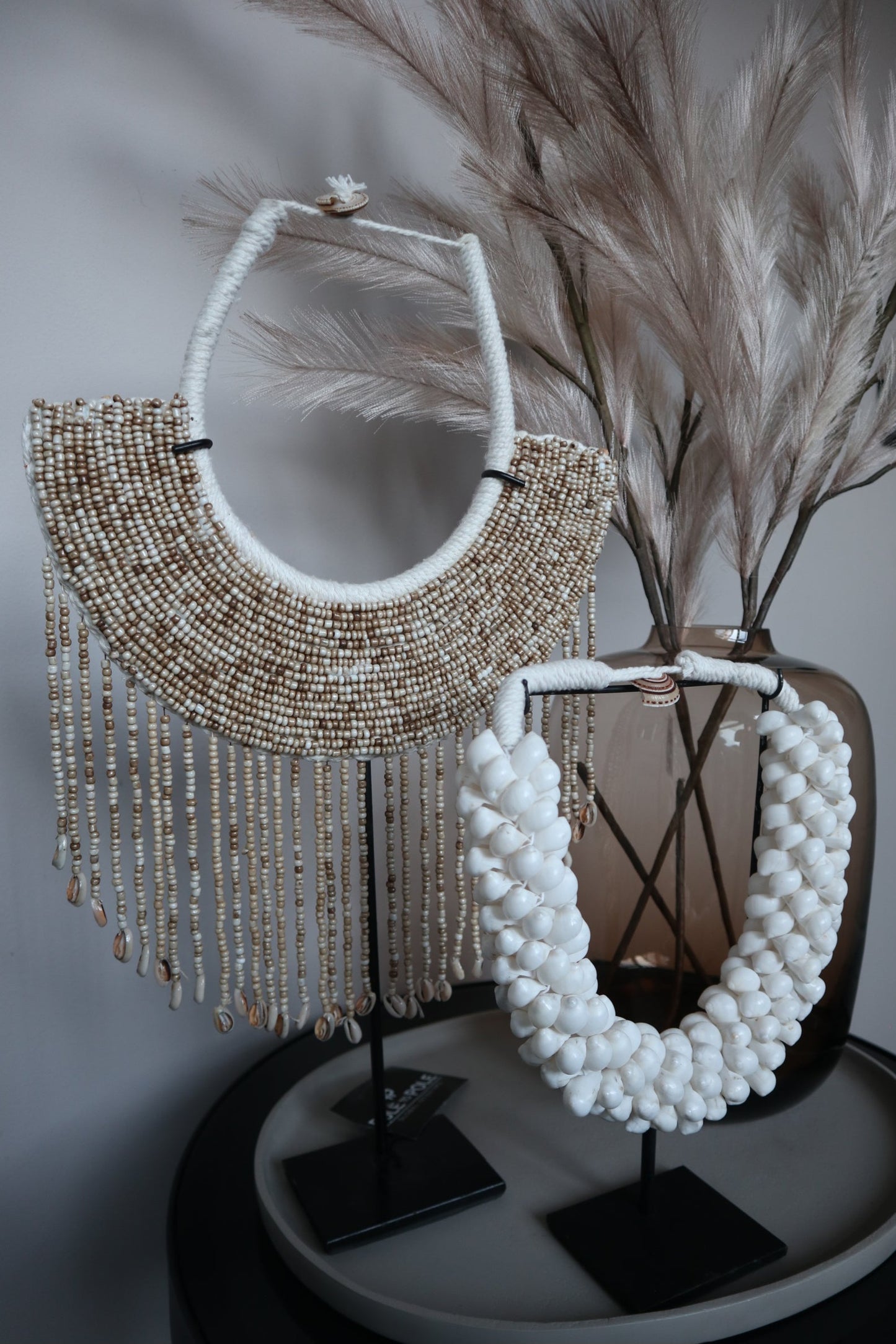 Schelpenketting op standaard | Wit | Pole To Pole | Small