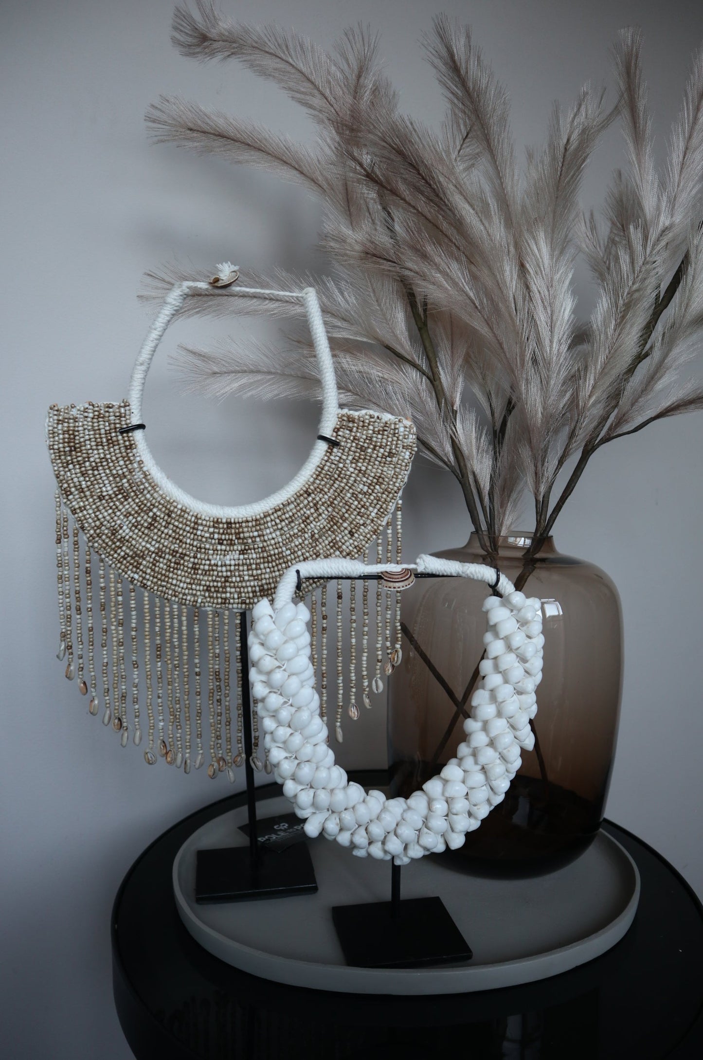 Schelpenketting op standaard | Shell Necklace | Woondecoratie | Pole to Pole |