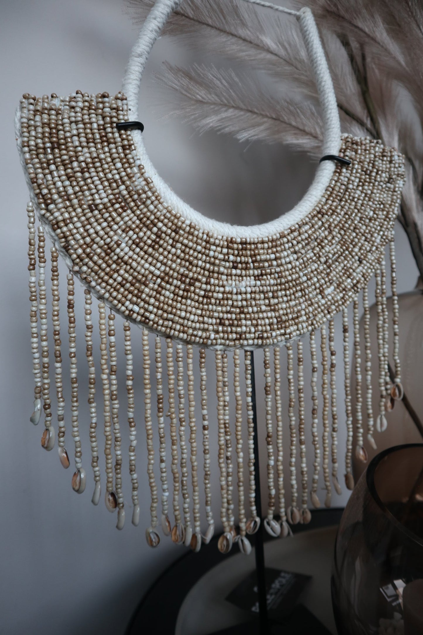 Schelpenketting op standaard | Shell Necklace | Woondecoratie | Pole to Pole |