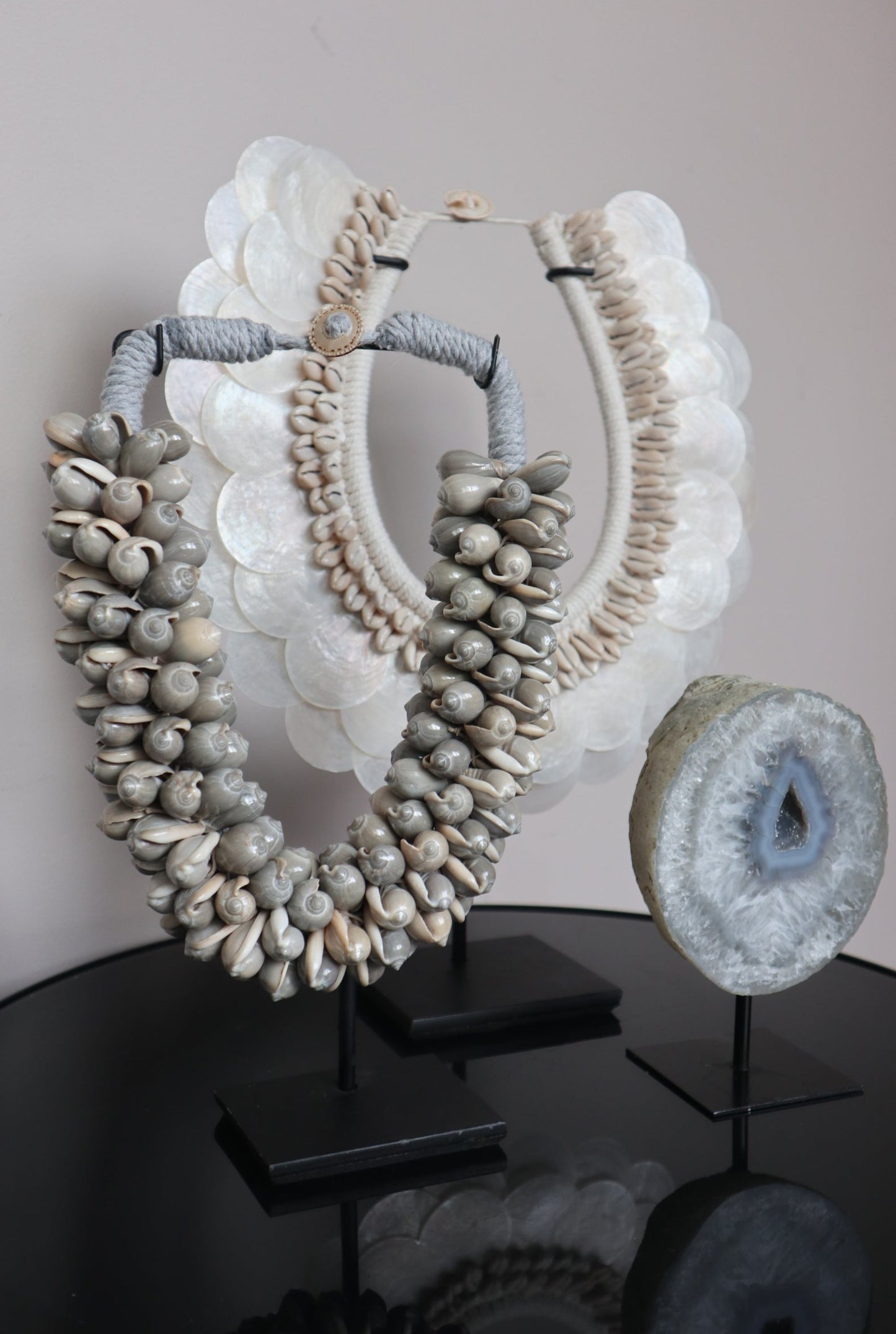 Schelpenketting op standaard | Handgemaakt Ornament | Grijs | Pole to Pole