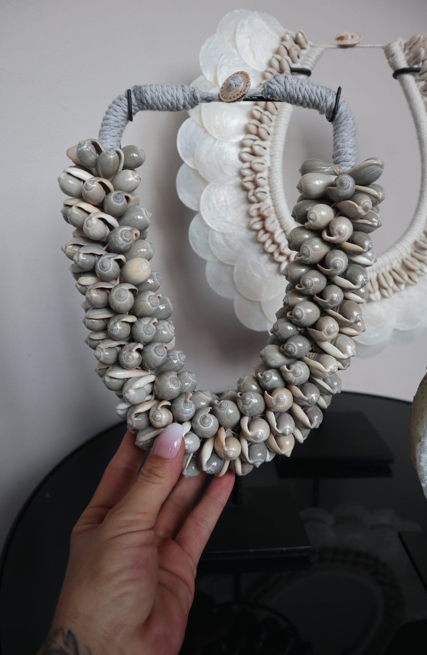 Schelpenketting op standaard | Handgemaakt Ornament | Grijs | Pole to Pole