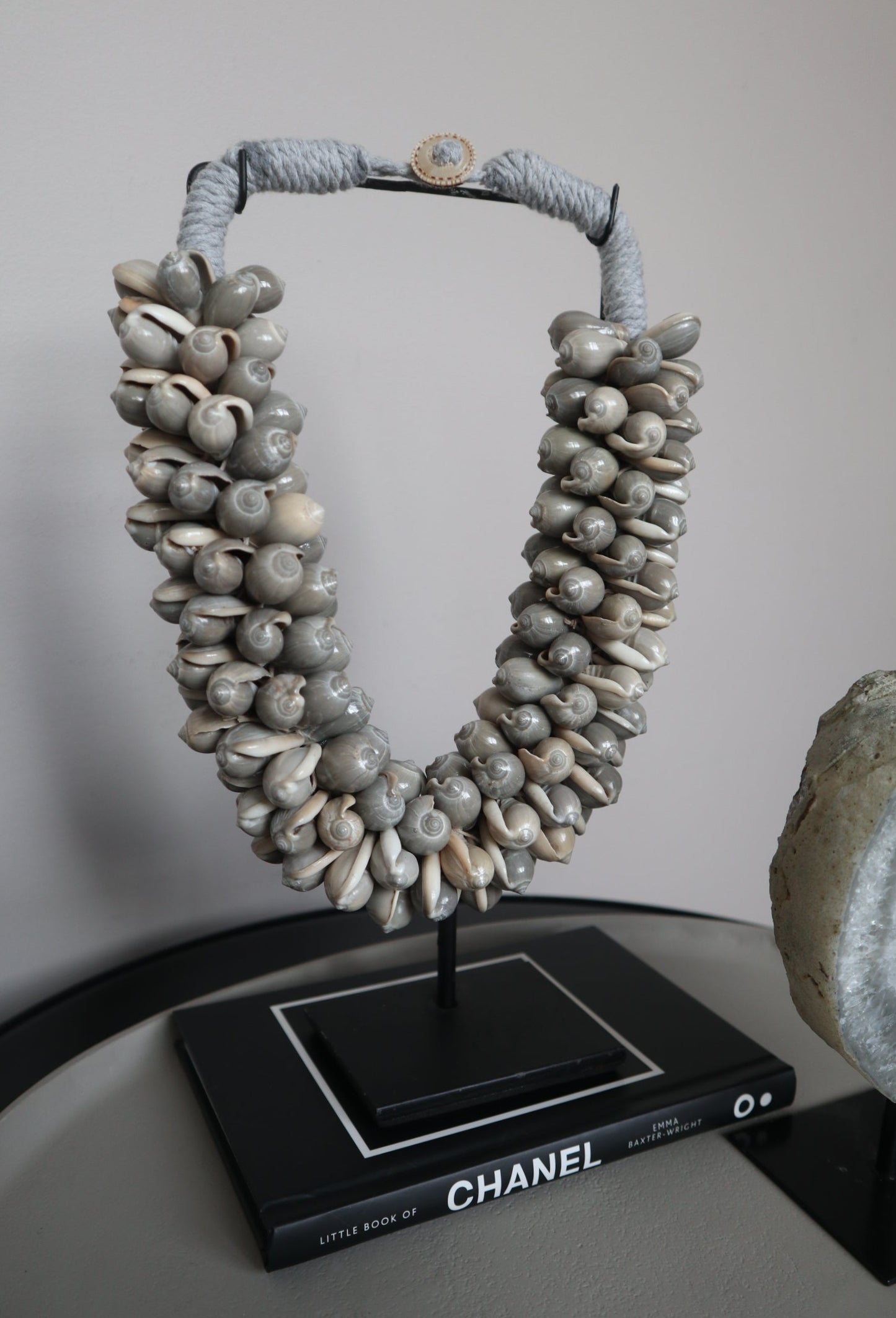 Schelpenketting op standaard | Handgemaakt Ornament | Grijs | Pole to Pole