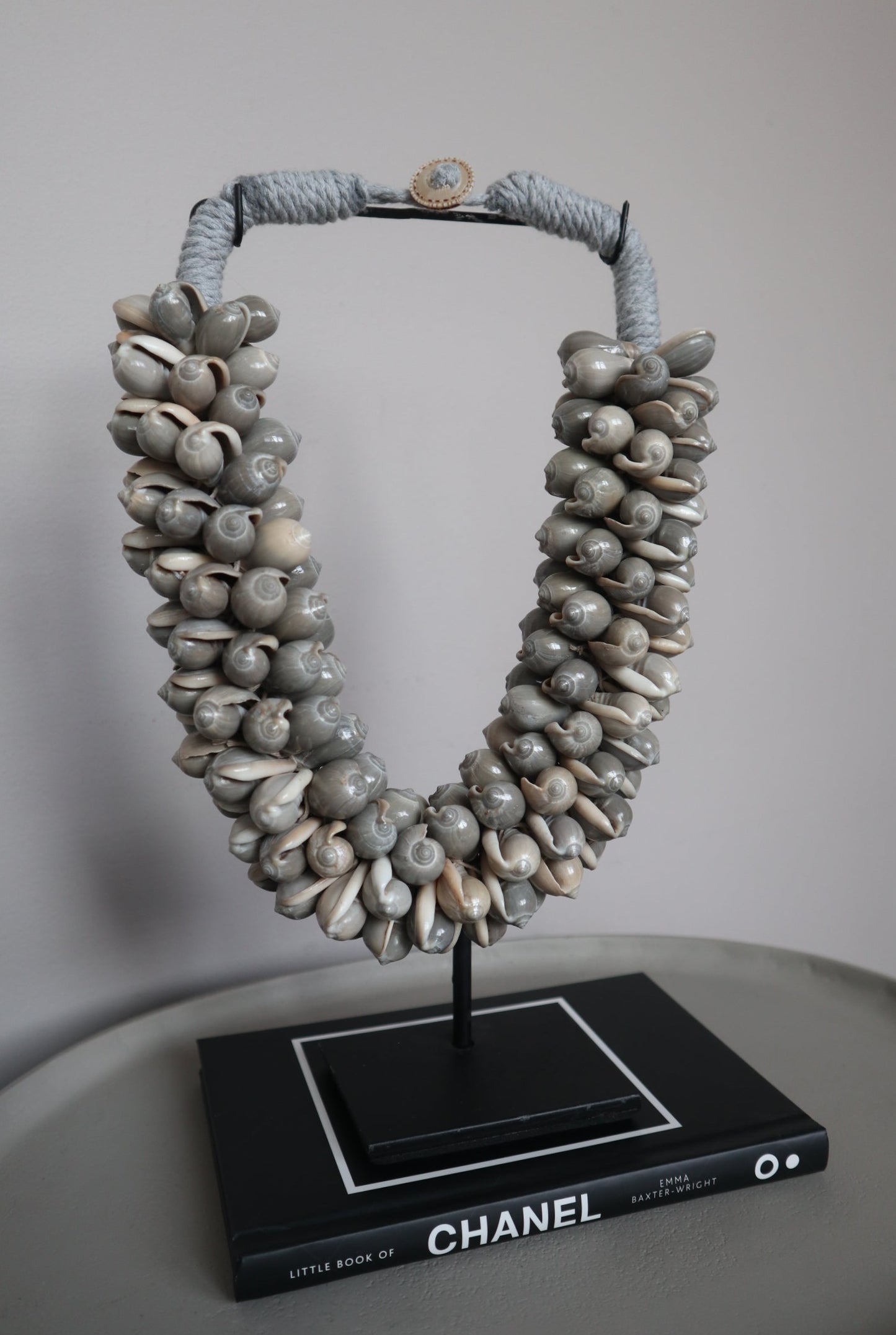 Schelpenketting op standaard | Handgemaakt Ornament | Grijs | Pole to Pole