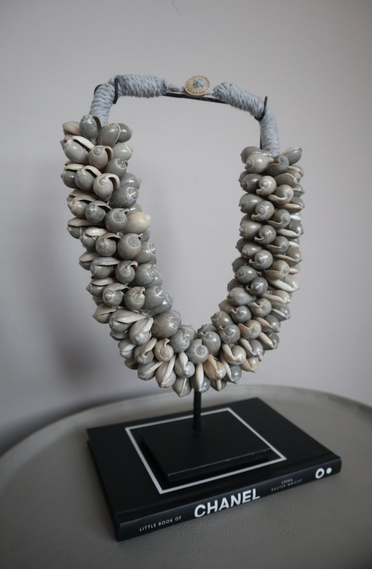 Schelpenketting op standaard | Handgemaakt Ornament | Grijs | Pole to Pole