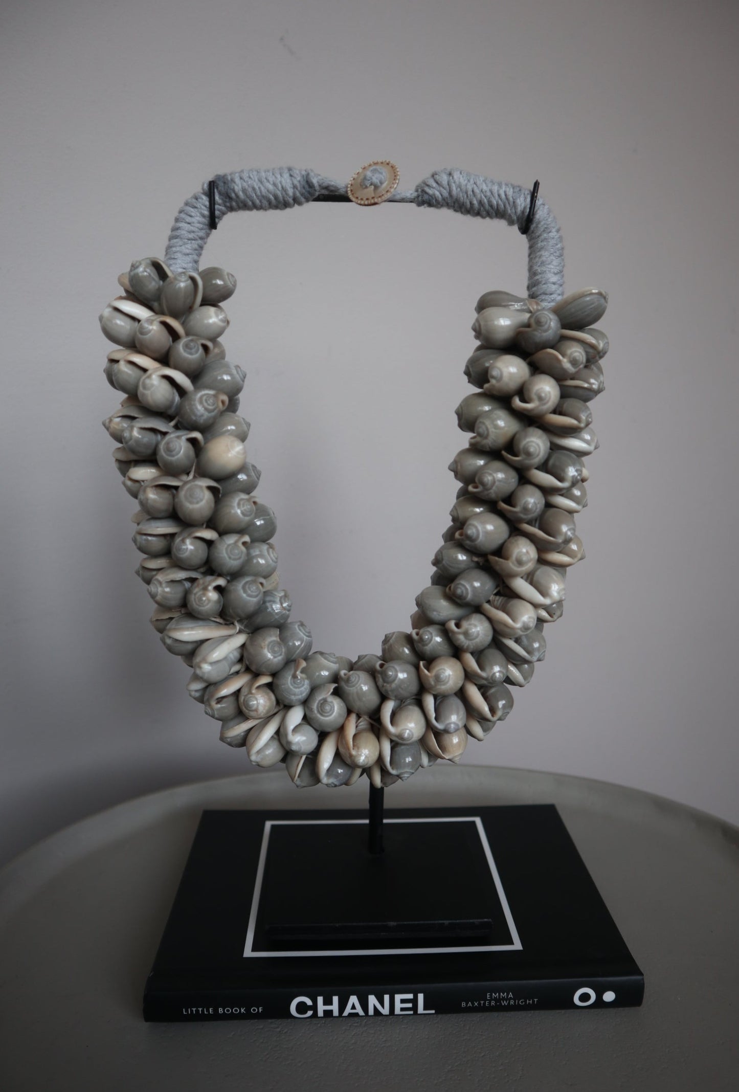 Schelpenketting op standaard | Handgemaakt Ornament | Grijs | Pole to Pole