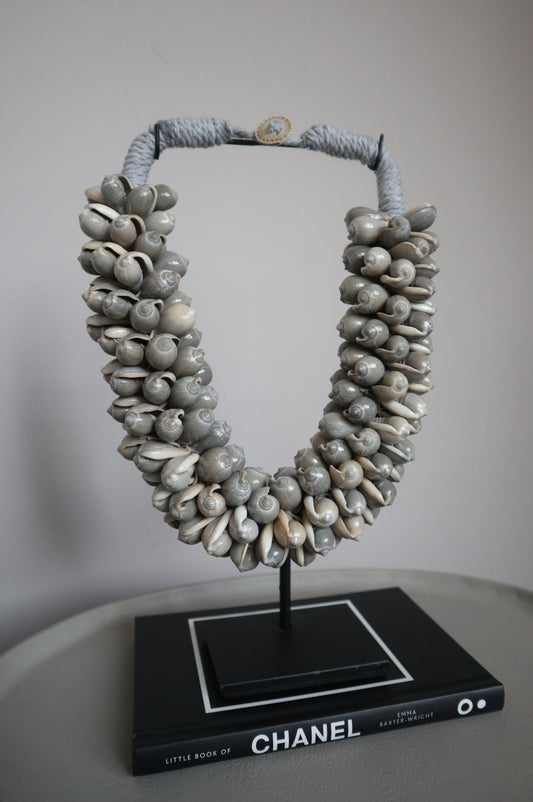 Schelpenketting op standaard | Handgemaakt Ornament | Grijs | Pole to Pole