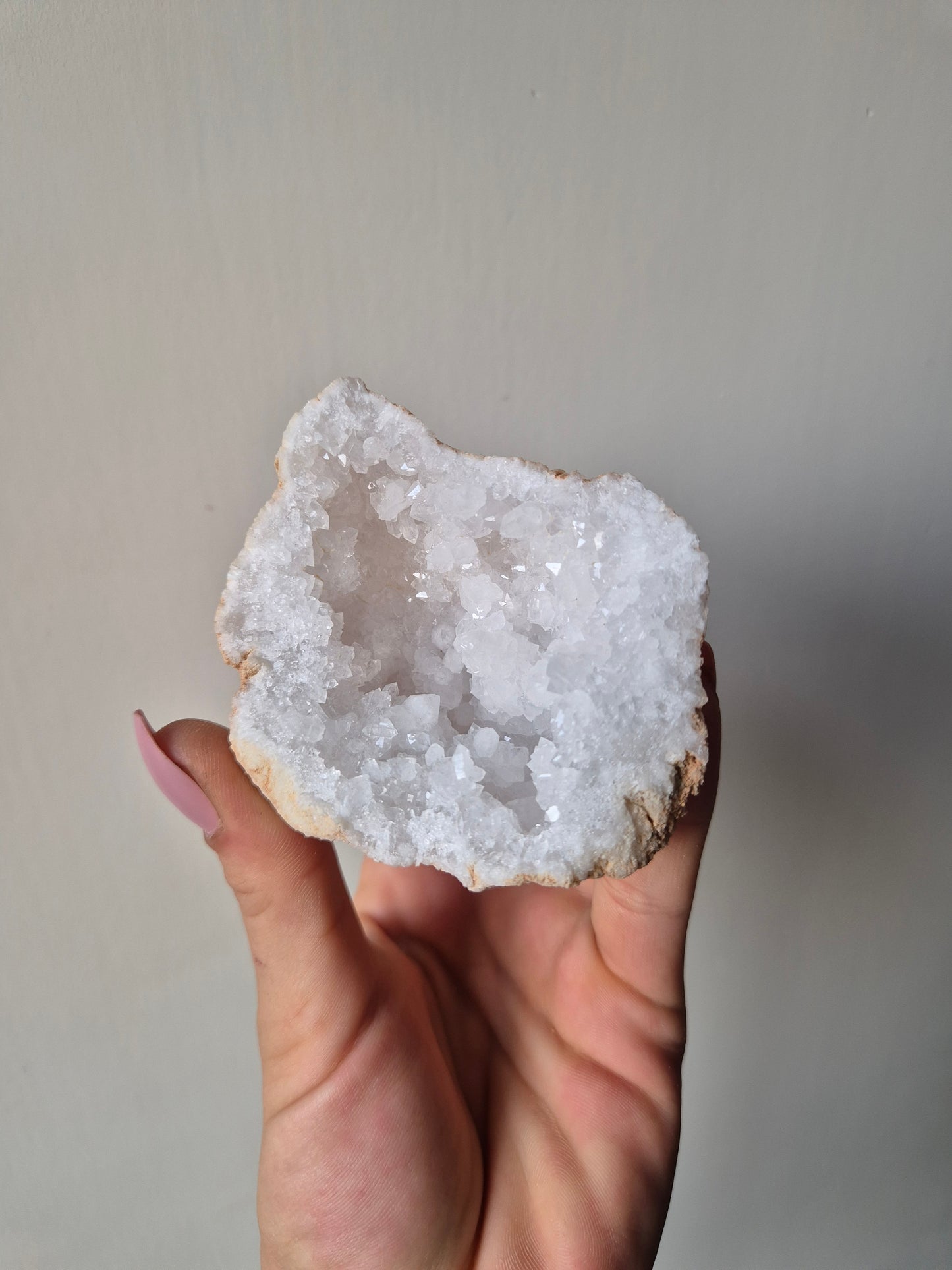 Bergkristal Geode op sokkel