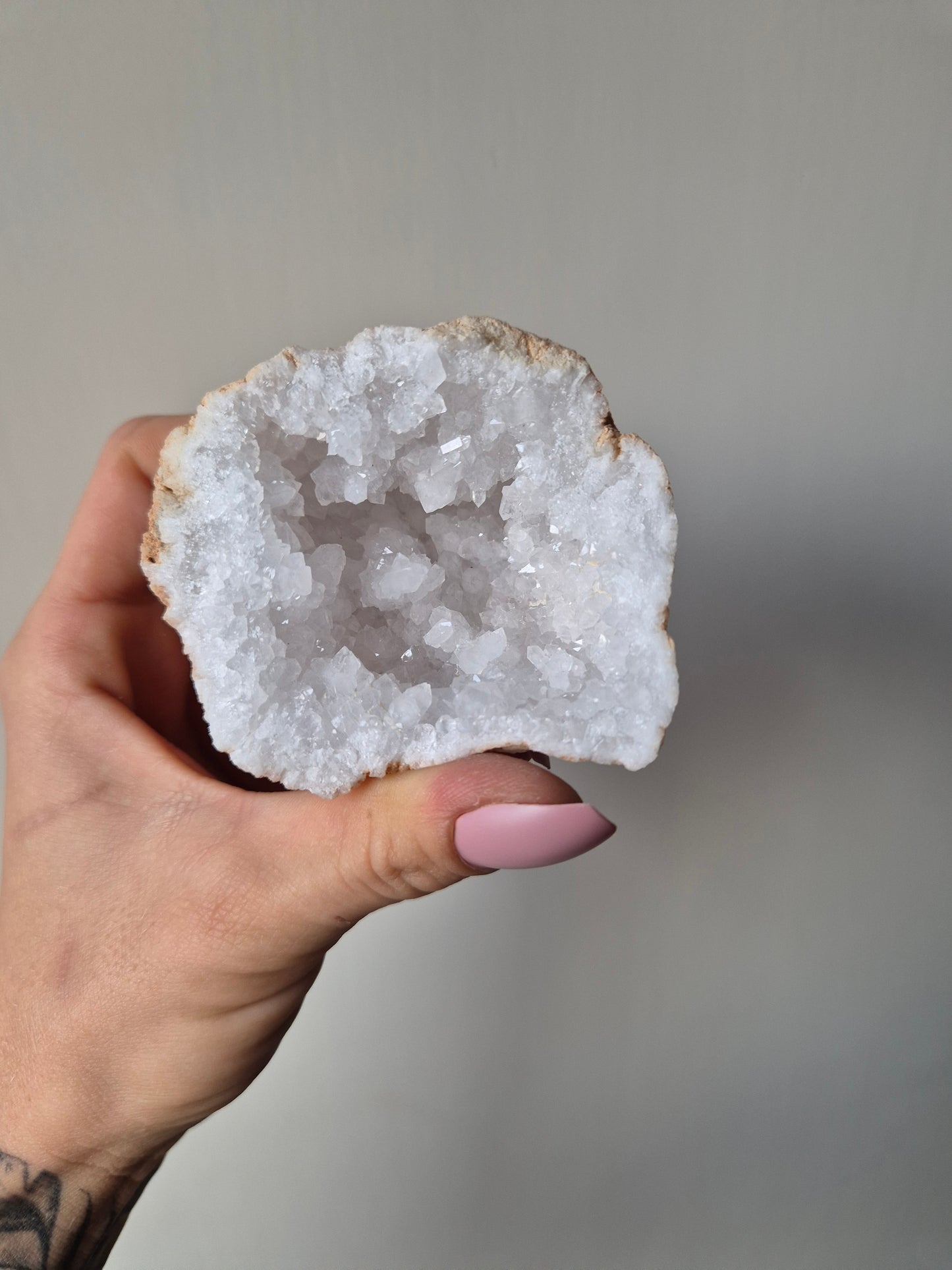 Bergkristal Geode op sokkel