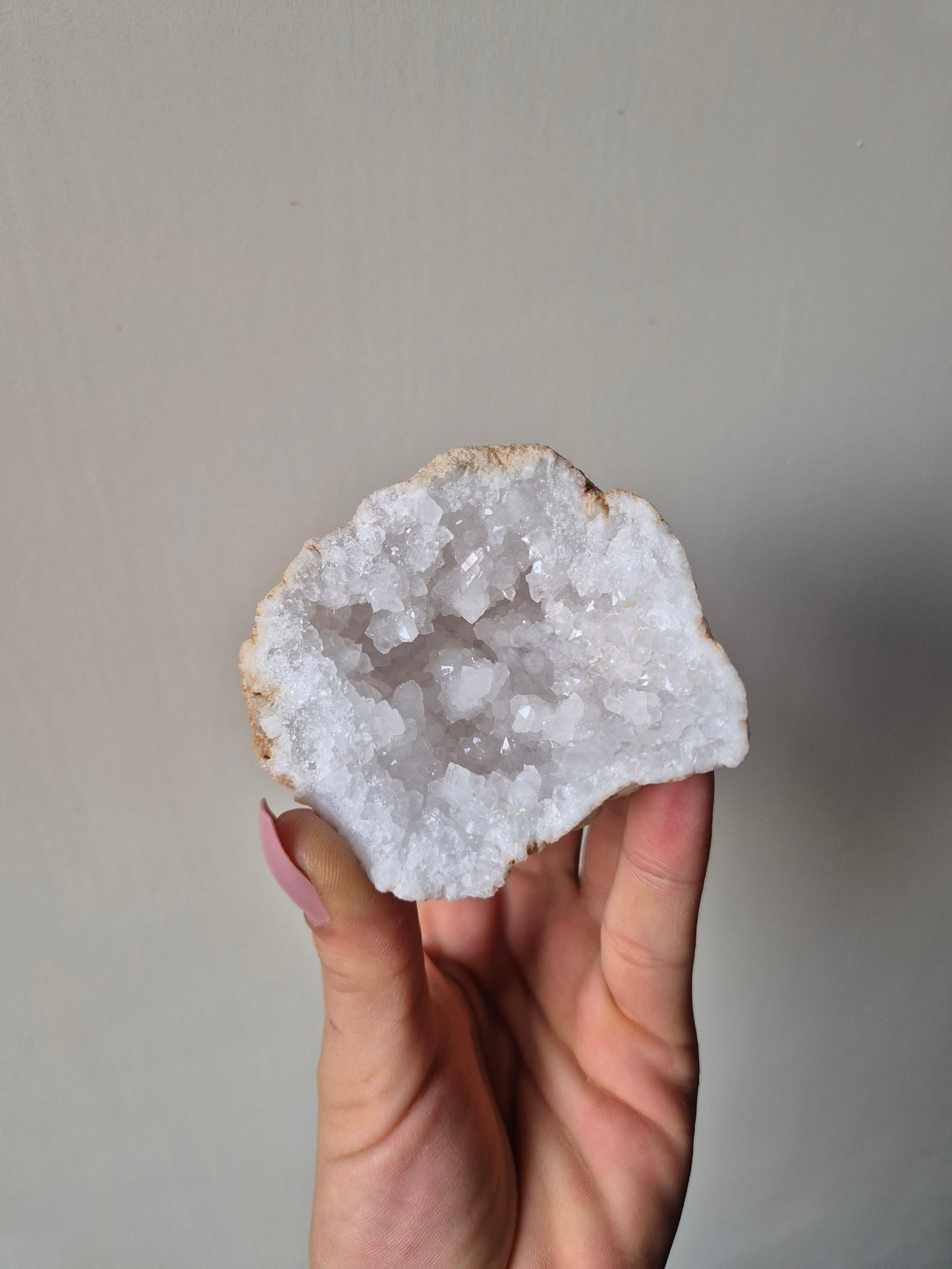 Bergkristal Geode op sokkel