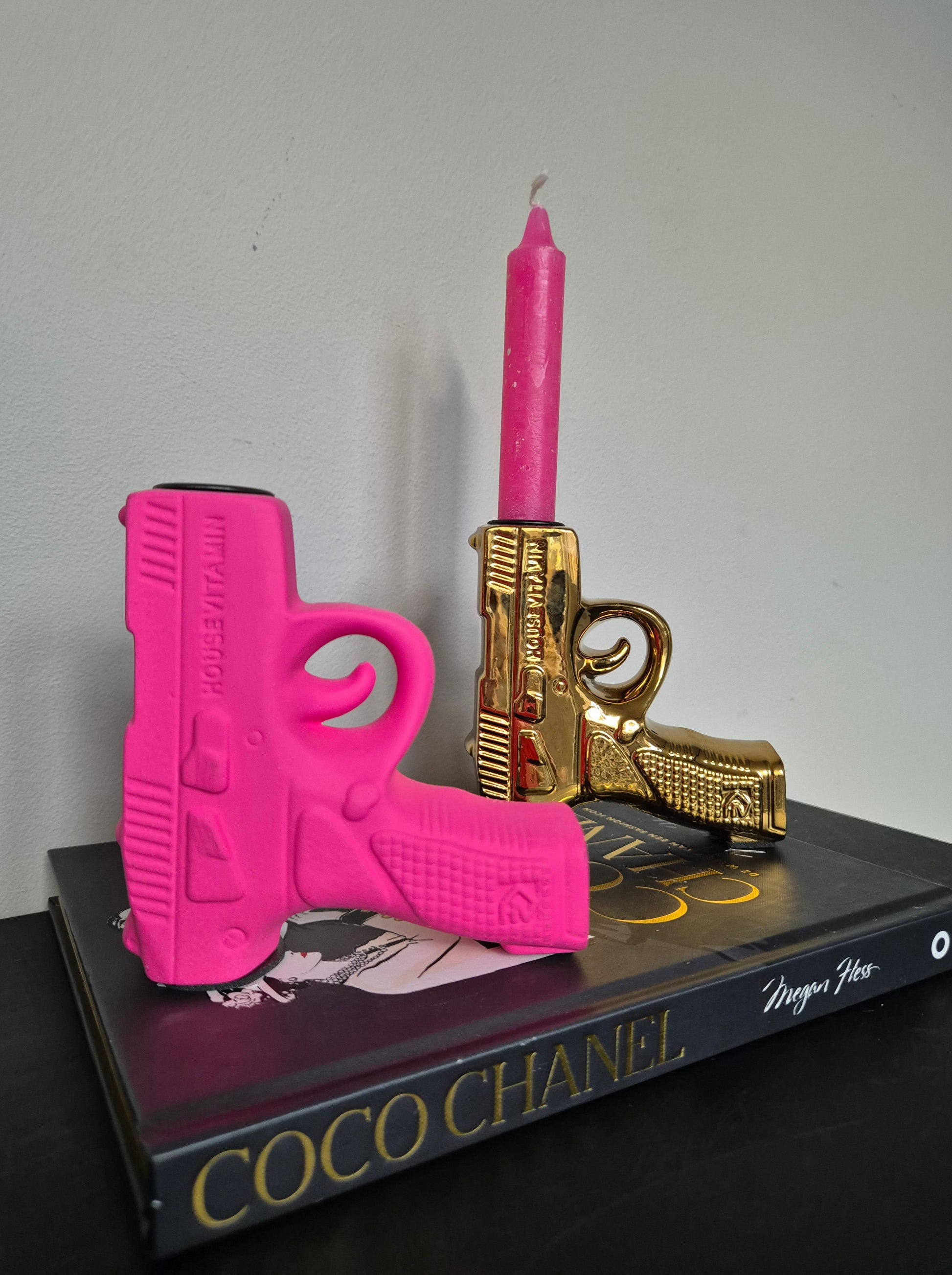 Roze Pistool Kandelaar Housevitamin – Stijlvolle kaarsenhouder als statement piece
