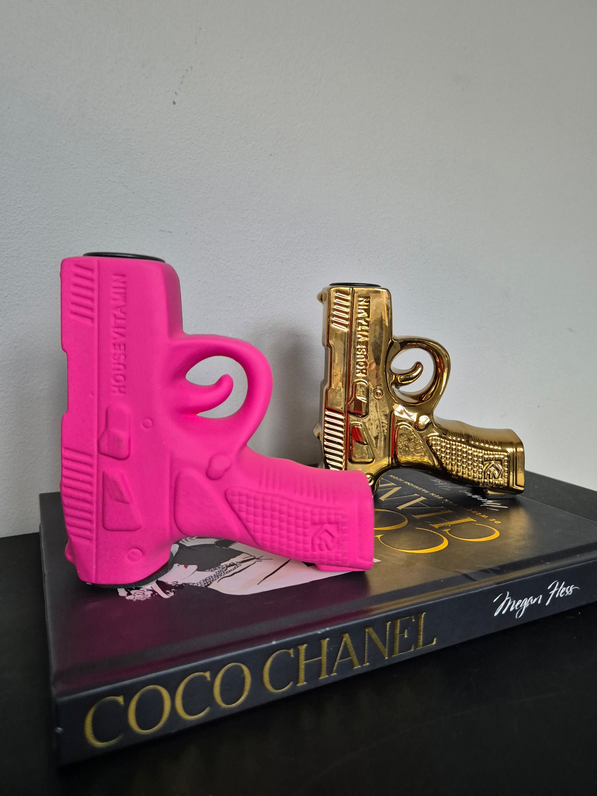 Interieurdecoratie met Pistool Kandelaar – Stoere en elegante kaarsenhouder voor woonruimtes