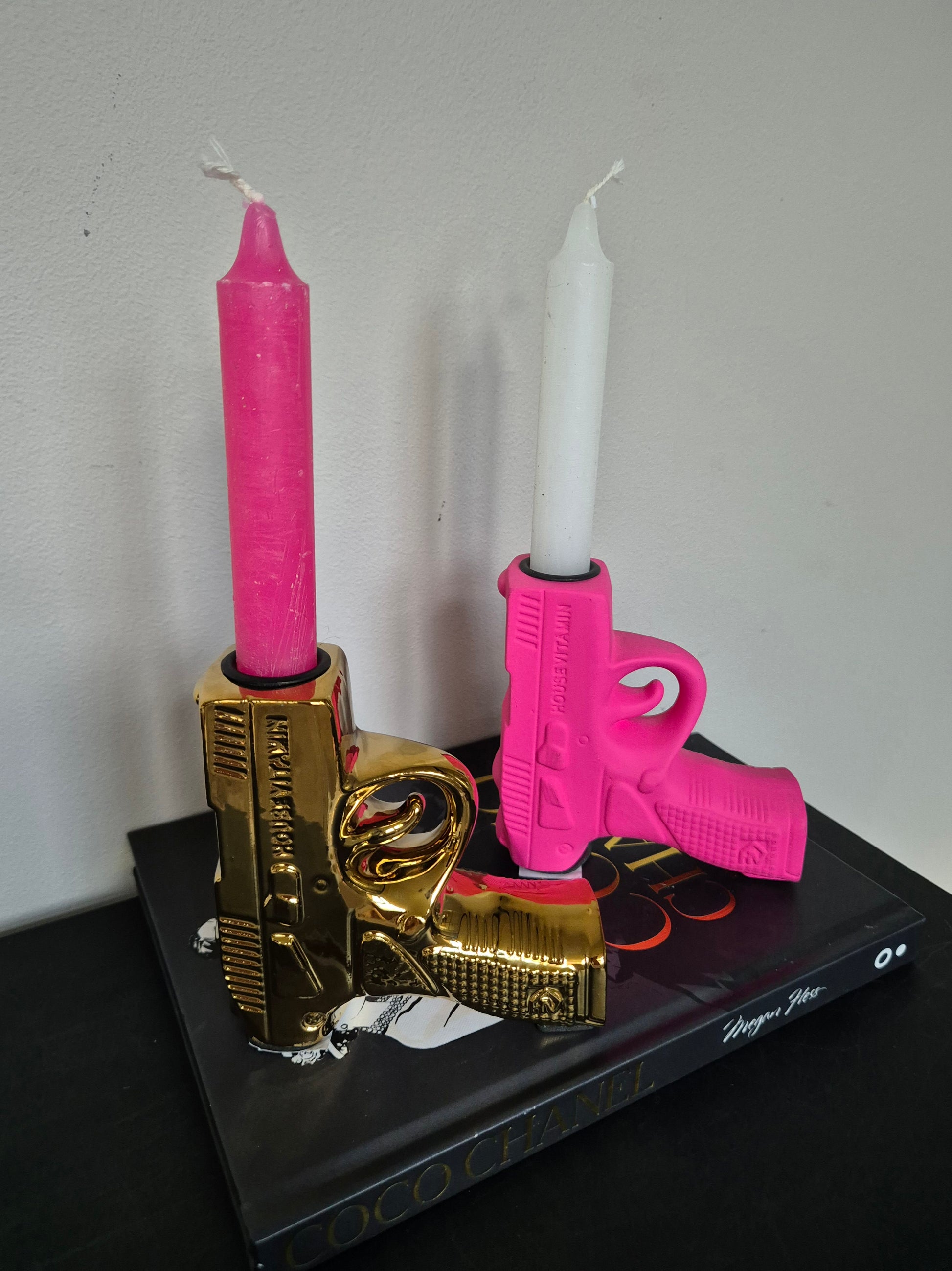 Detailfoto van Housevitamin Pistool Kandelaar – Luxe kaarsenhouder in goud, zwart en roze