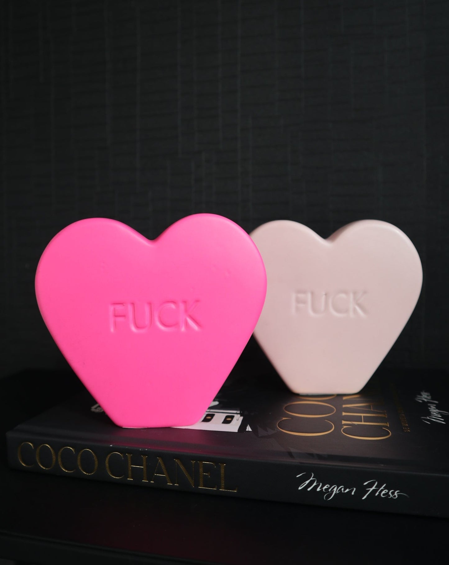 Ornament Snoephart Sierbeeld 'FUCK' | Keramiek | Neon Roze