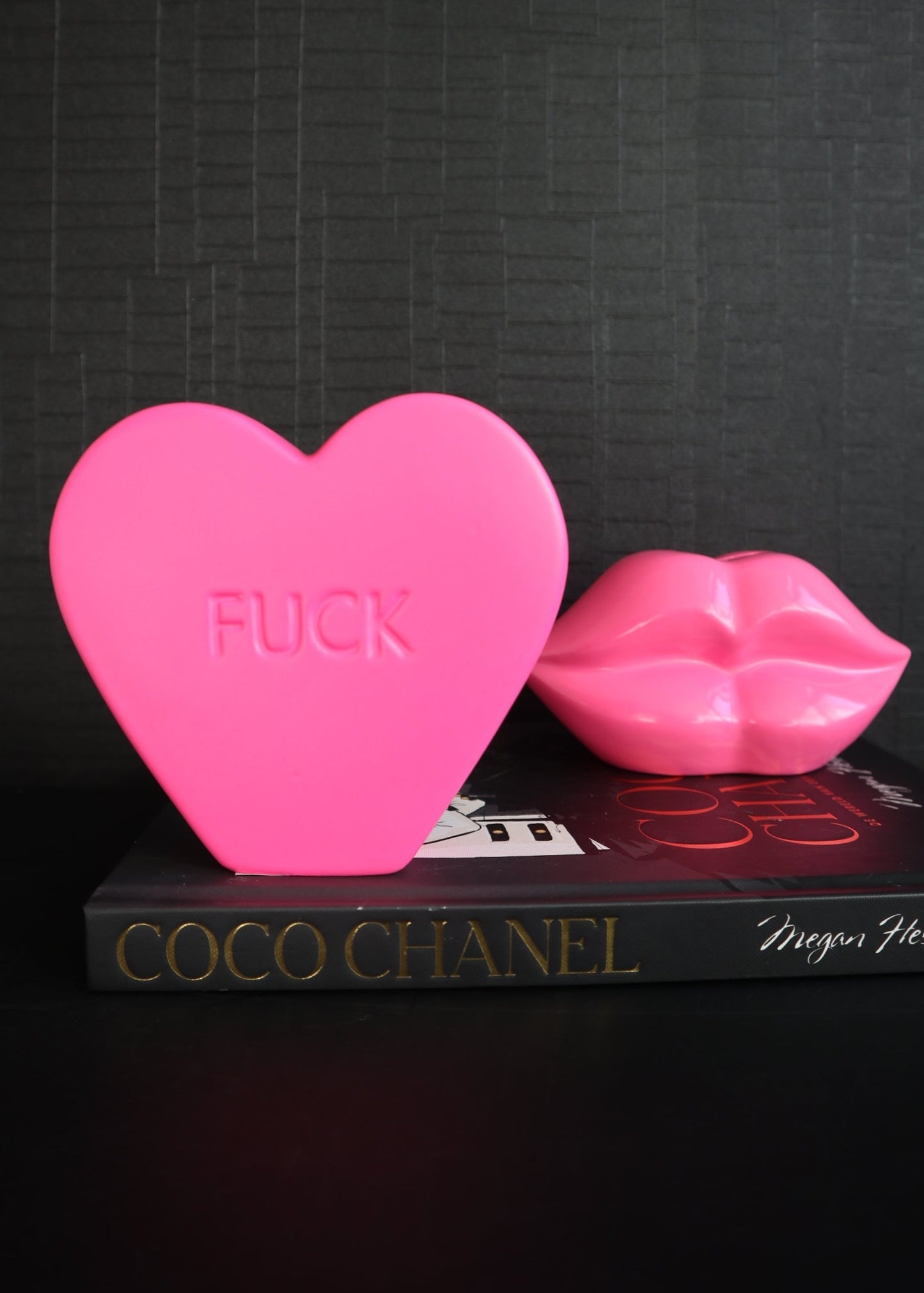 Ornament Snoephart Sierbeeld 'FUCK' | Keramiek | Neon Roze