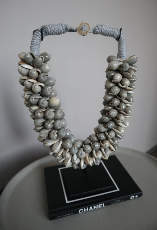 Schelpenketting op standaard | Handgemaakt Ornament | Grijs | Pole to Pole